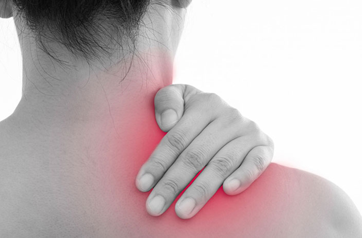 Đau cổ vai gáy do sử dụng điện thoại di động sai tư thế và cách khắc phục